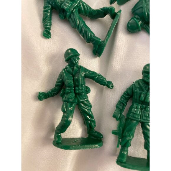 Schylling Classic Toy Soldier Set With 40 Green Army Men Figures - Picture 13 of 16